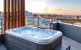 Anele Luxury Suites - Roof Top Jacuzzi